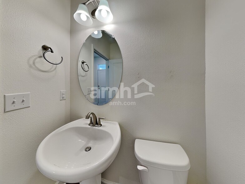 Building Photo - 4624 Birdsong Dr