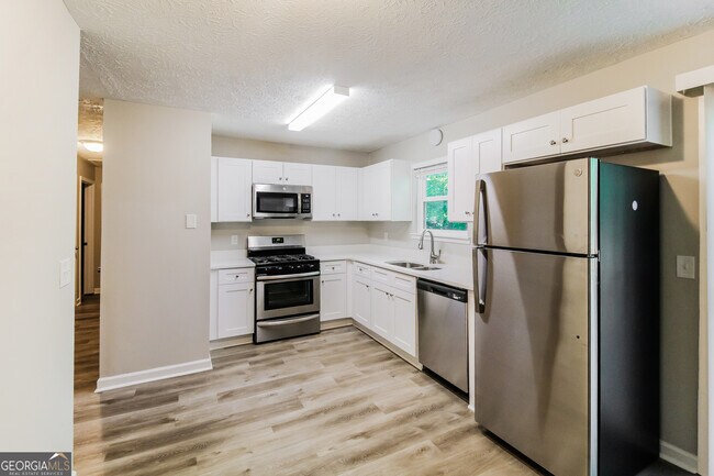 Building Photo - 635 Lakeridge Cir SE