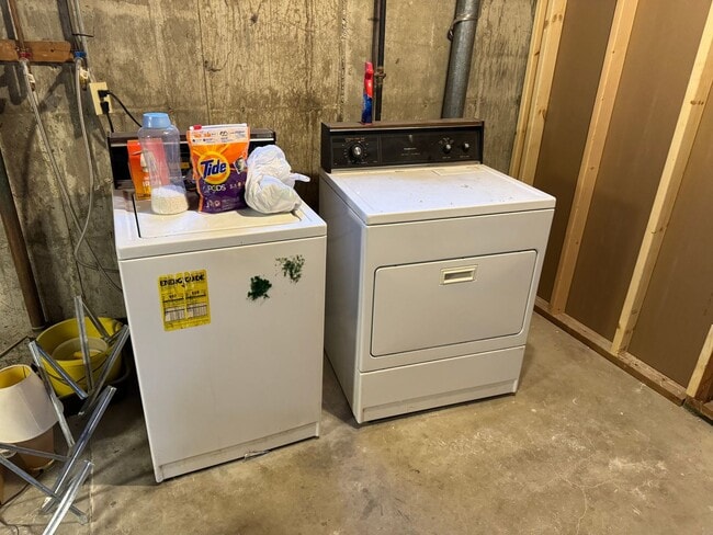 Building Photo - Private Lakewood Home