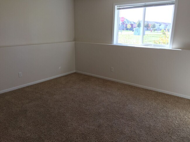 Building Photo - 3 Bed 3 Bath Twin Home