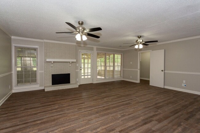 Building Photo - ** 4 bed 2 bath located in Dalraida close ...