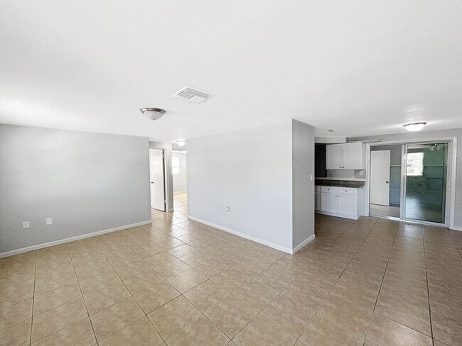 Building Photo - 3034 Primrose Dr