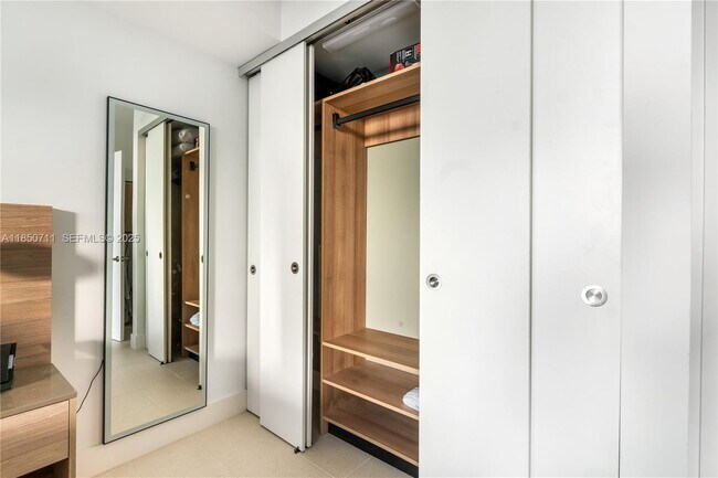 Building Photo - 601 NE 1st Ave