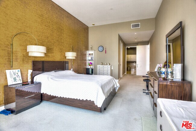 Building Photo - 3223 W 6th St