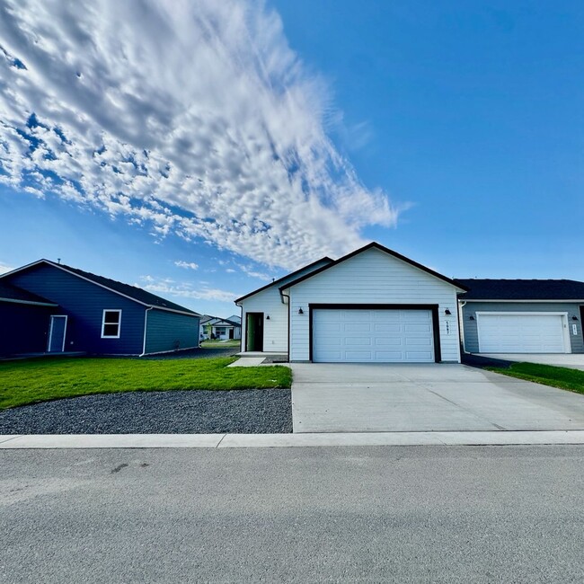 Building Photo - Beautiful Brand New Home!
