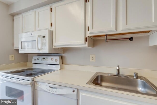 Building Photo - 2133 Whisper Way