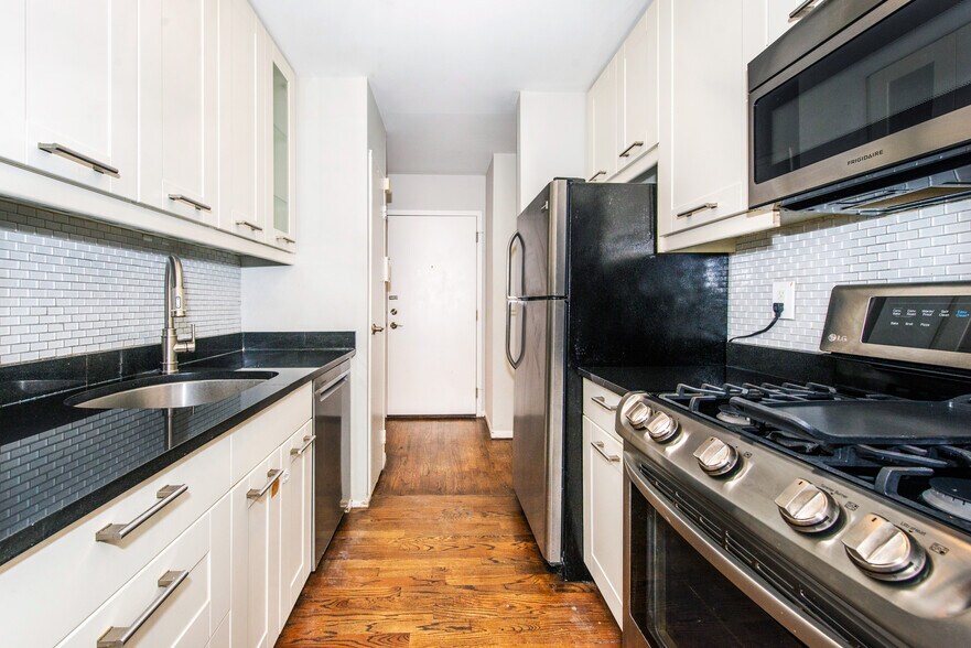 Building Photo - 25 River Rd