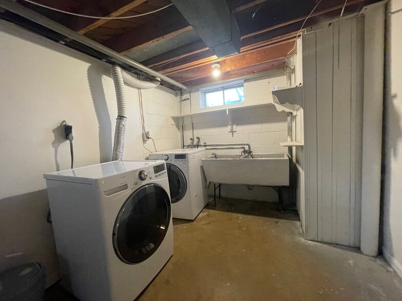 Building Photo - 306 Russell Rd