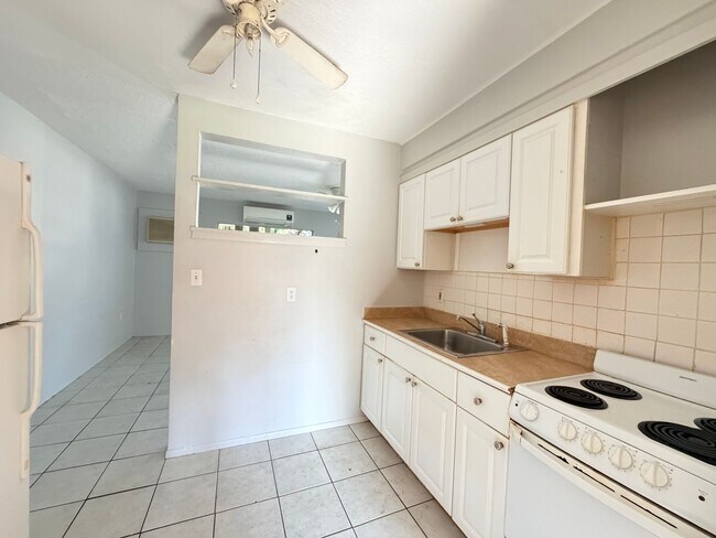 Building Photo - $0 Deposit Option – 2/1 Home on Clark Rd