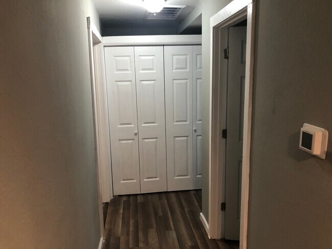 Building Photo - 402 E Walnut St