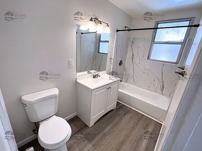 Building Photo - Newly upgraded 3 bd/1.5 bath with fenced yard