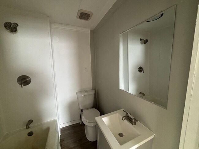 Building Photo - 109 S Maple St