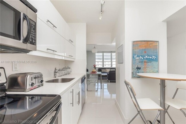 Building Photo - 100 Lincoln Rd