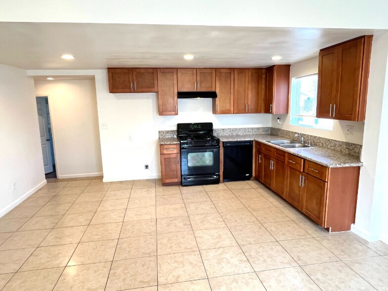 Building Photo - 4531 Park Ave