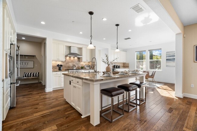 Building Photo - HILLTOP CORNER HOME WITH GORGEOUS VIEWS