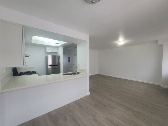 Kitchen with Bar - 5073 Hermosa Ave
