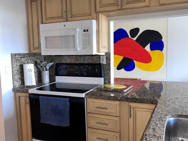 Building Photo - 330 SE 20th Ave