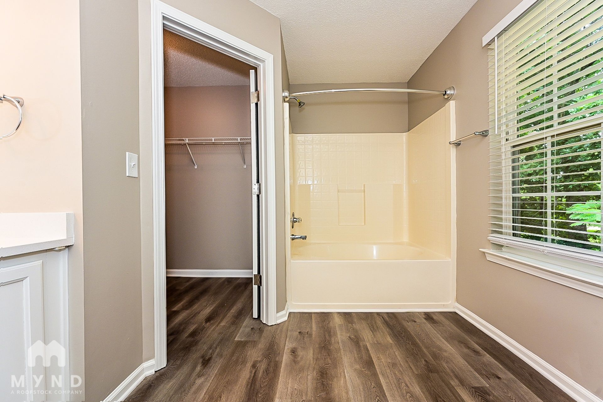 Building Photo - 1666 Hallmark Hills Dr