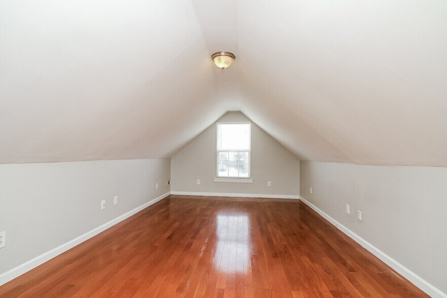 Building Photo - 2625 Weatherford St