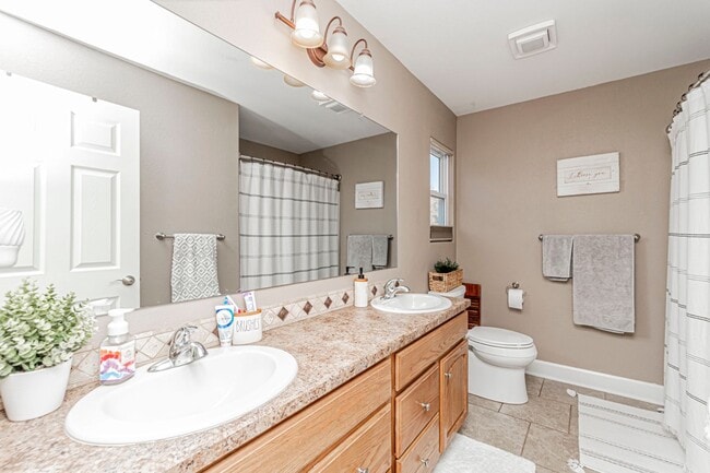 Building Photo - Spacious Single Family Home