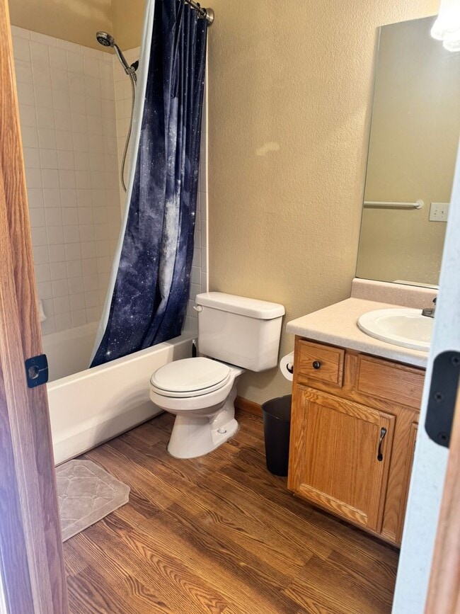 Building Photo - Charming 5 Bedroom