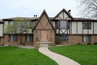 Building Photo - Full Featured unit in quiet complex.  In unit laundry, garage, pool.