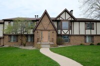 Building Photo - Full Featured unit in quiet complex.  In unit laundry, garage, pool.