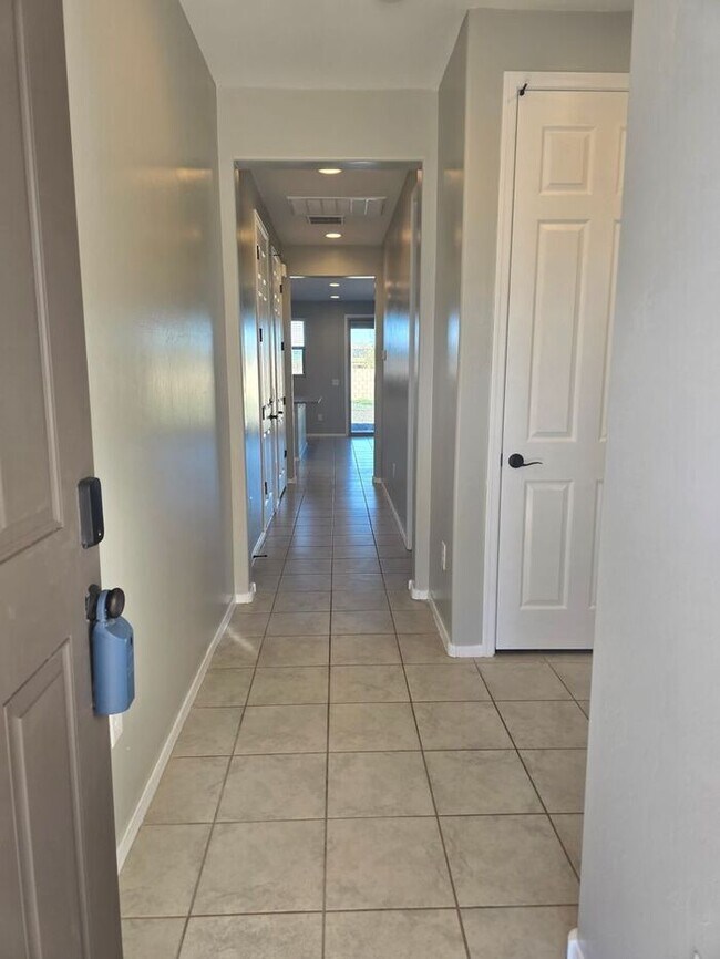 Building Photo - MOVE IN SPECIAL!! 3 Bedroom/ 2 Bath Red Rock Oasis
