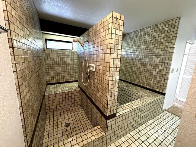 Building Photo - 3/2/2 - Spacious Golf Course Home in Gated Queens Gate II