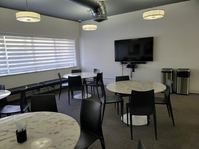 Building Photo - 401 Golden Isles Dr