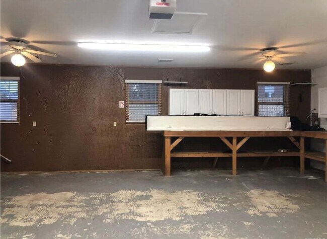 Building Photo - Beautifully Renovated 4bdrm/2.5bth Tri-Lev...