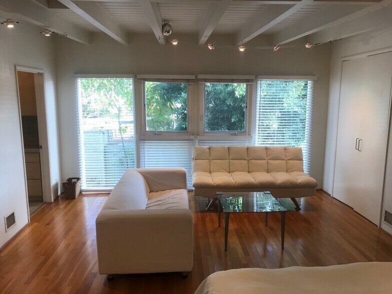 Building Photo - 516 N San Vicente Blvd