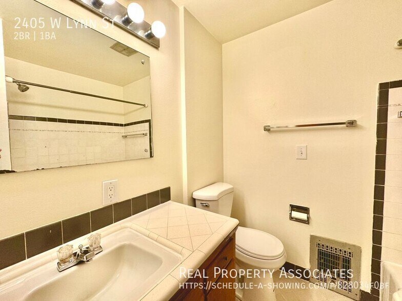 Building Photo - 2405 W Lynn St