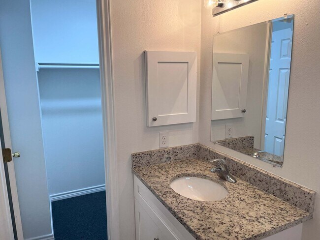 Building Photo - Available NOW, No Carpet, Ceiling Fans, La...
