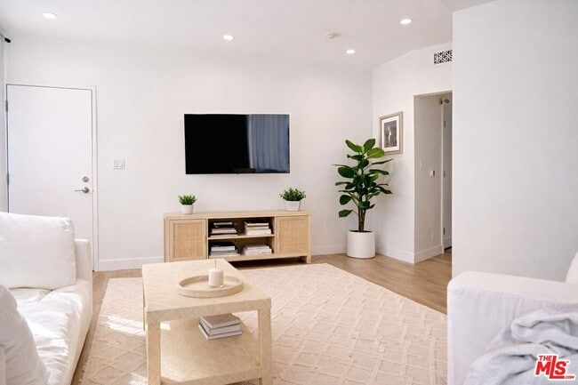 Building Photo - 842 11th St