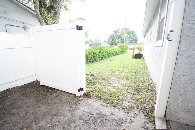 Building Photo - 221 E Cypress St