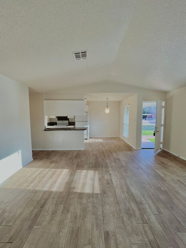 Building Photo - 1008 Acacia Cir