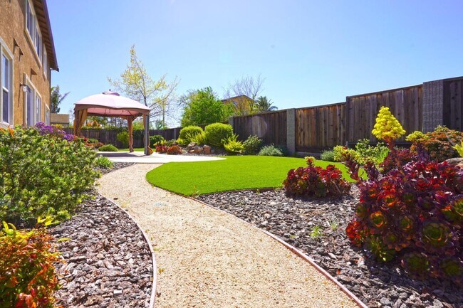 Building Photo - 1074 Vineyard Dr