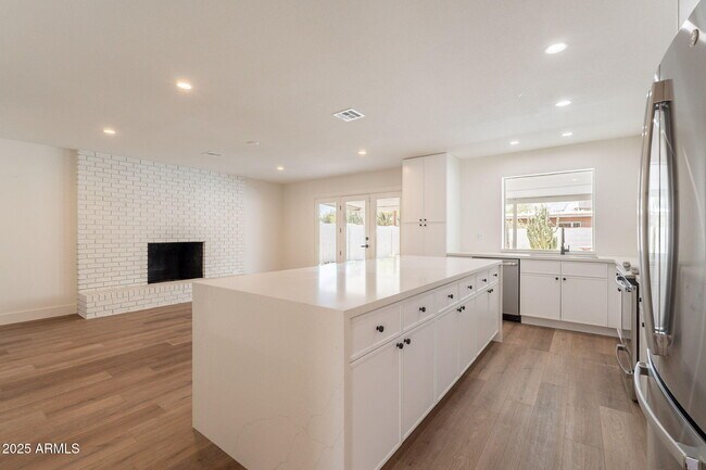 Building Photo - 1530 E Alameda Dr