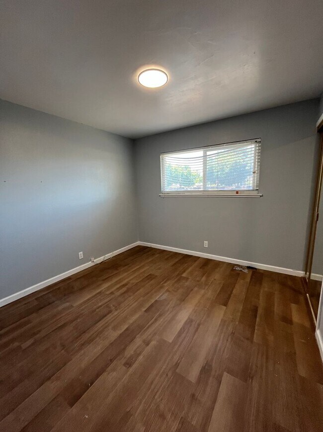 Building Photo - Available Now! Move-In Ready