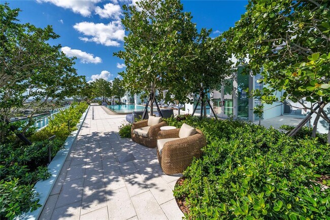 Building Photo - 9201 E Bay Harbor Dr