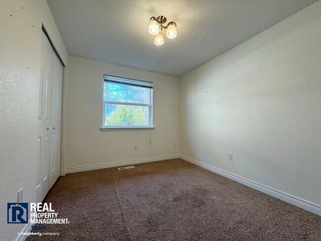 Building Photo - Charming 3-Bedroom Home with Fenced Yard & 2-Car Garage Near Downtown Puyallup!!