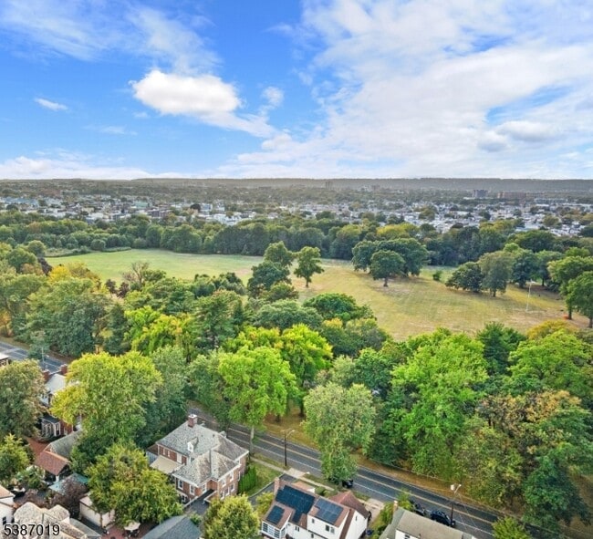 Building Photo - 655 Lake St