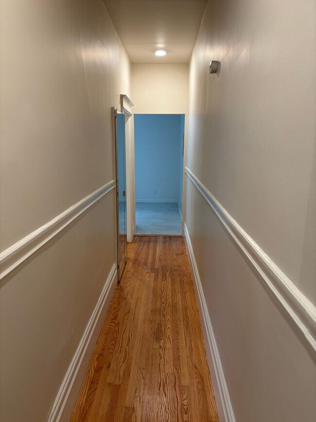 Building Photo - Cool, Remodeled One Bedroom in Hayes Valle...