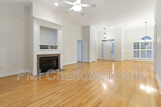 Building Photo - 5916 Meadowmere Dr
