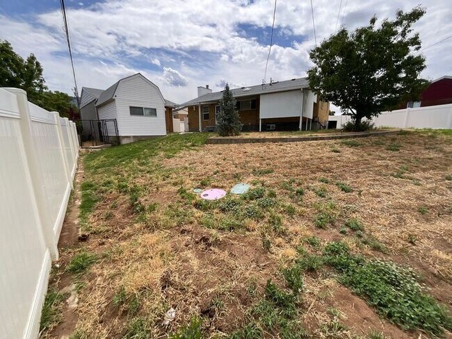 Building Photo - 4 Bedroom 2 Bath 2 Car Garage Home- Dog Friendly and RV parking.