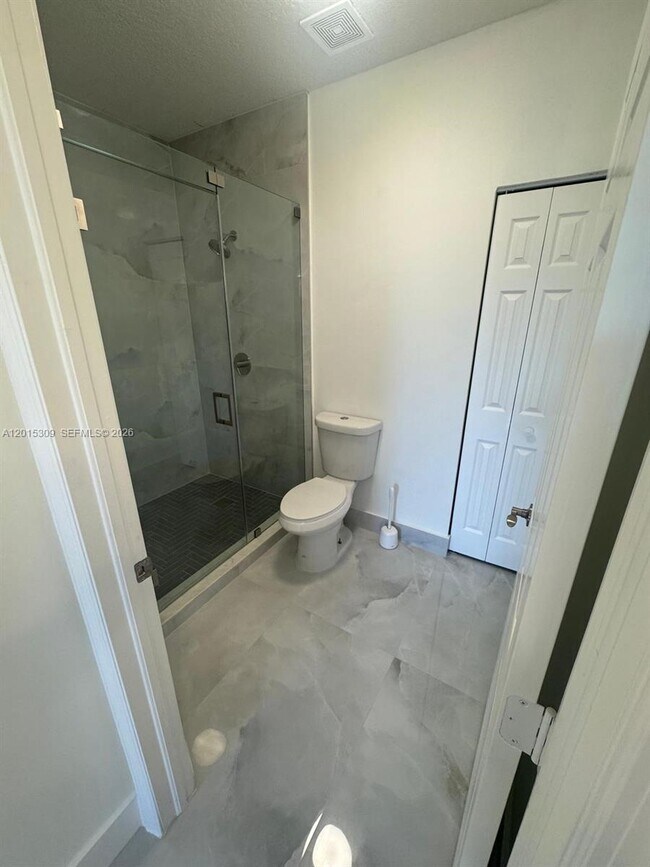 Building Photo - 5090 SW 136th Ave