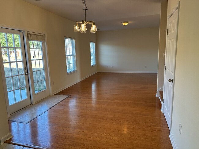 Building Photo - 10 Evergreen Oak Dr