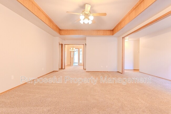 Building Photo - 607 Bob White Dr