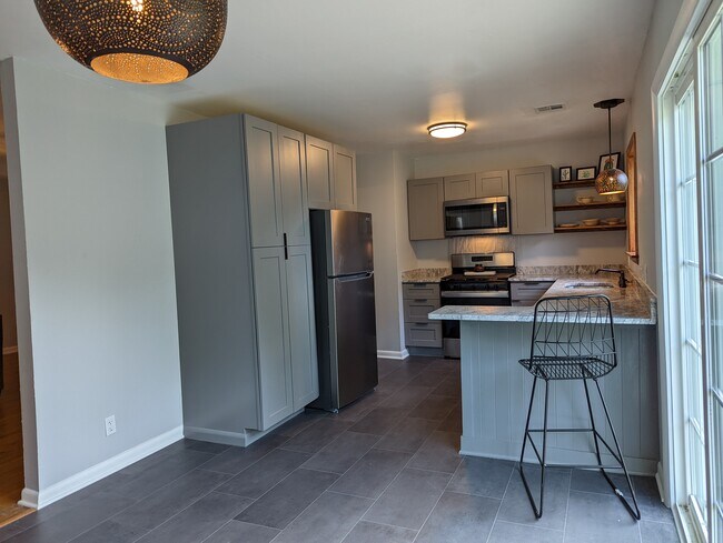 Building Photo - 2008 E Huntsville Rd